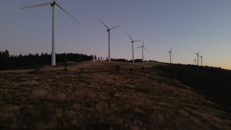 Windpark-Auf-Dem-Berg-Während-Des-Sonnenuntergangs
