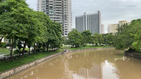 People-cycle,-jog-and-stroll-in-Alexandra-Park-Connector-with-the-view-of-the-Singapore-River-in-Singapore