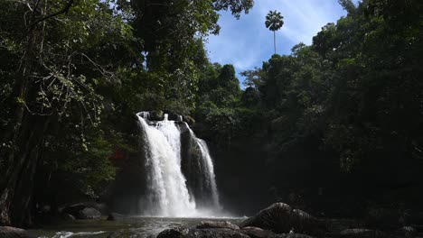 Zeitraffer-Des-Heo-Suwat-Wasserfalls-Aus-Der-Ferne,-Der-Eine-Wunderschöne-Landschaft-Enthüllt,-Khao-Yai-Nationalpark,-Thailand