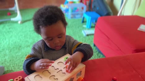 Zwei-Jahre-Altes-Afroeuropäisches-Kind,-Das-Die-Zahlen-Spielt-Und-Lernt