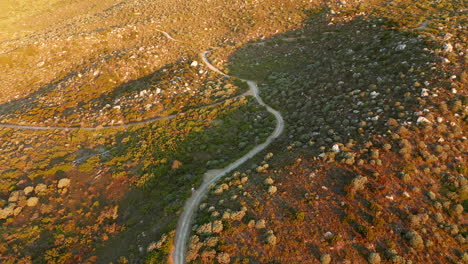 Goldenes-Sonnenlicht-Durch-Den-Kasteelpoort-wanderweg-Im-Tafelberg-nationalpark-In-Kapstadt,-Südafrika