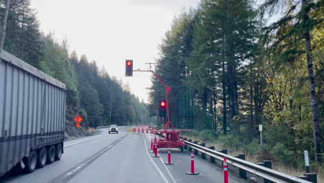 Straßenarbeiten,-Ampel-An-Einem-Oregon-Highway-Während-Des-Wiederaufbaus