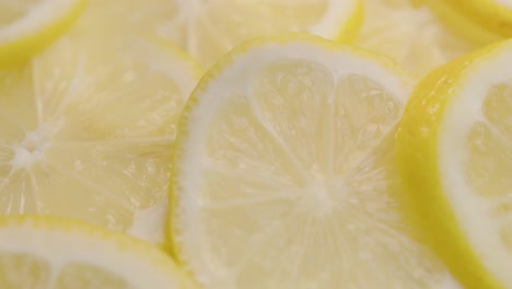 Nahaufnahme-Von-Leuchtend-Gelben-Zitronenscheiben-Mit-Leichtem-Schwung,-Der-Durch-Transparentes-Fruchtfleisch-Scheint