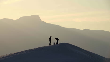 Das-Silhouettierte-Paar-Genießt-Den-Blick-Auf-Den-Sonnenuntergang-Auf-Der-Düne-Im-White-Sands-National-Park