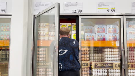 Consumer-buys-eggs-at-Costco