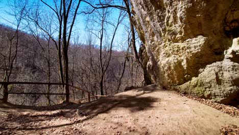 Einzug-In-Die-Höhle-Im-Nationalpark-Slajka-völgy,-Ungarn
