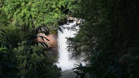 Ein-Wunderschöner-Wasserfall,-Der-Von-Einem-Höheren-Boden-Aus-Gesehen-Wird-Und-Eine-Dramatische-Perspektive-Zeigt,-Heo-Suwat-Wasserfall,-Khao-Yai-Nationalpark,-Thailand
