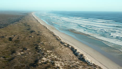 Playa-En-La-Laguna-De-Langebaan,-Parque-Nacional-De-La-Costa-Oeste,-Sudáfrica---Toma-Aérea-De-Drones