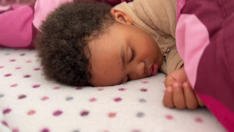 Zwei-Jahre-Altes-Afroeuropäisches-Kind,-Das-Tief-In-Seinem-Bett-Schläft