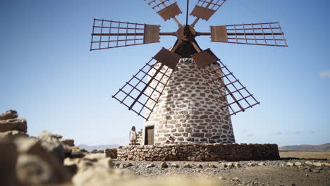 Europäische-Holländische-Bockwindmühle-In-Der-Wüste-Von-Fuerteventura