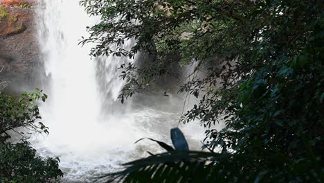 Kaskadierender-Wasserfall,-Eingefangen-Von-Einem-Aussichtspunkt,-Heo-Suwat-Wasserfall,-Khao-Yai-Nationalpark,-Thailand