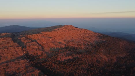 Luftdrohnenaufnahme-Des-Berges-Tlaloc-Bei-Sonnenuntergang-Mit-Sonnenstrahlen,-Die-Auf-Den-Gipfel-Fallen