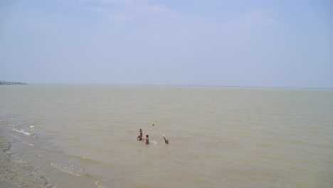 Spielende-Kinder-Im-Alluvium-Am-Ufer-Des-Ganges