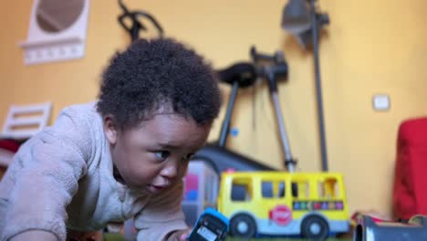 Zwei-Jahre-Altes-Exotisches-Afroeuropäisches-Kind,-Das-Zu-Hause-Mit-Seiner-Spielzeugeisenbahn-Spielt