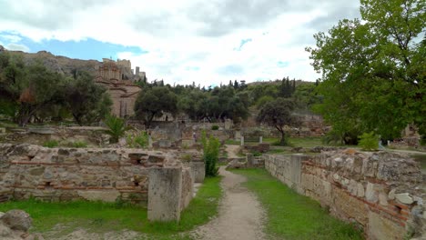 Ruinas-De-La-Antigua-ágora-De-Atenas-Con-Acrópolis-En-Segundo-Plano