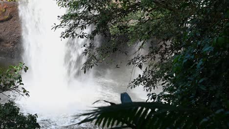 Eine-Nahaufnahme-Dieser-Kaskadierenden-Wasserfälle,-Heo-Suwat-Wasserfall,-Khao-Yai-Nationalpark,-Thailand