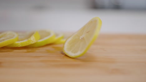 Frisch-Geschnittene-Hellgelbe-Zitronenmünze,-Die-Sich-In-Zeitlupe-Auf-Schneidebrett-In-Der-Küche-Dreht