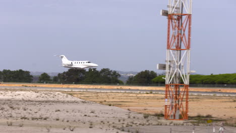 Die-Landung-Eines-Premier-1a-flugzeugs-Vom-Jet-Pod-Am-Flughafen-Faro-In-Portugal