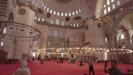 Breiter-Teppichboden-Mit-Buntglasfenstern-In-Der-Blauen-Moschee-In-Istanbul,-Türkei