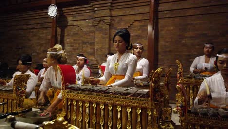 Bellas-Mujeres-Indonesias-Tocan-Música-De-Gamelan-En-Bali,-Ceremonia-Del-Templo,-Asiática,-Grupo-Femenino-De-Músicos-Actuando,-Cultura-Balinesa-Con-Ropa-Hindú-Tradicional-Y-Maquillaje