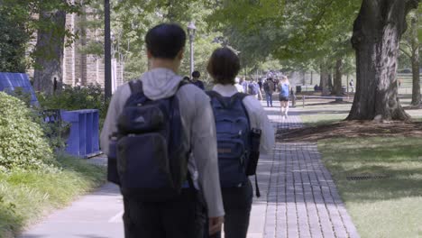 Los-Estudiantes-Caminan-Por-El-Concurrido-Campus-De-La-Universidad-De-Duke-En-El-Otoño