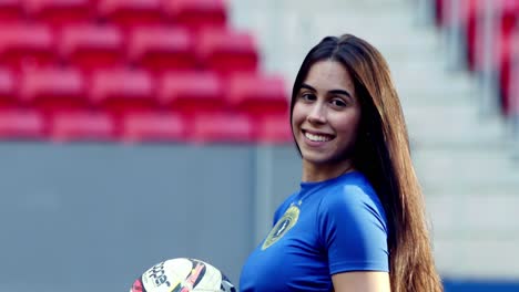 Linda-Chica-Brasileña-Fanática-Del-Fútbol-Mueve-El-Cabello-Y-Sonríe