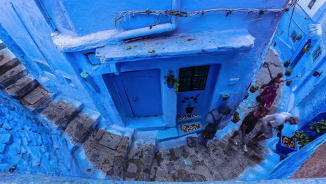 Vista-De-ángulo-Alto-De-Personas-Caminando-Por-Las-Icónicas-Calles-Azules-De-Chefchaouen,-Marruecos---Lapso-De-Tiempo