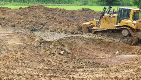 Caterpillar-D6T-Dozer-pushes-dirt-and-then-repositions-to-move-more-dirt