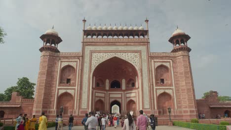 Taj-Mahal,-Agra,-Indien-Breite-Aufnahme-Zeigt-Landschaft-7-Wunder-Der-Welt-Ziel-Beliebte-Touristenattraktion-Historisches-Gebäude-Und-Architektur-Sonniger-Tag-Klarer-Himmel-4k-Uhd-25fps