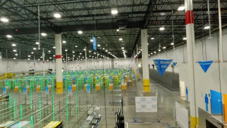 Conveyor-System-Inside-The-Amazon-Smart-Warehouse-Facility