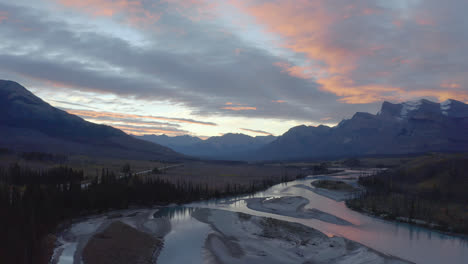 Luftaufnahme-Des-Sonnenuntergangs-über-Den-Rocky-Mountains-In-Der-Nähe-Von-Nordegg,-Alberta,-Kanada