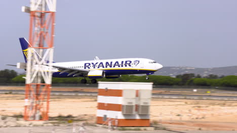 Un-Avión-Boeing-737-De-Ryanair-Con-Humo-De-Los-Neumáticos-Cuando-Aterriza-Durante-El-Aterrizaje-En-El-Aeropuerto-De-Faro-En-Portugal