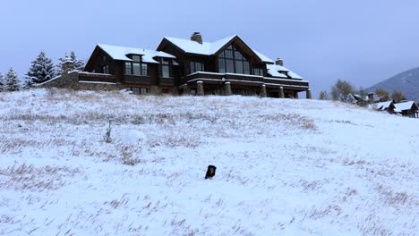 Hund-Läuft-Einen-Schneebedeckten-Hügel-Vor-Dem-Haus-Auf-Einem-Steilen-Berg-Hinunter-4k-Zeitlupe