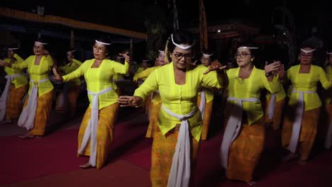 Bailarinas-Adultas,-Templo-En-Bali-Indonesia,-Ofrenda-Tradicional-A-Los-Dioses-En-La-Religión-Hindú-Balinesa,-Danza-Balinesa