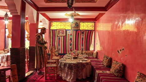 Lapso-De-Tiempo-De-Los-Turistas-Comiendo-En-Una-Mesa-Grande-En-Un-Restaurante-árabe-De-Marruecos