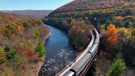 Old-fashioned-train-in-mountains-of-Lehigh-Gorge-State-Park-in-Carbon-County,-Pennsylvania