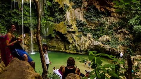 Zeitraffer-Von-Touristen,-Die-Sich-Am-Bach-In-Einer-Wasserfallhöhle-In-Marokko-Entspannen