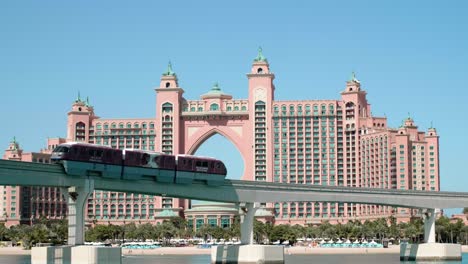 Einschienenbahn-Vor-Atlantis-Hotel-Dubai