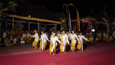 Kunstreligiöser-Tourismus-In-Bali-Indonesien,-Tempelmädchen-Zeigen-Balinesischen-Tanz-Rejang-Traditionelle-Choreographie-Als-Geschenk-Für-Die-Hindu-götter