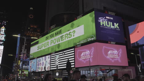 Werbung-Für-Kleidung-Und-Fernsehsendungen-Auf-Den-Bildschirmen-Des-Times-Square-In-Der-Nacht