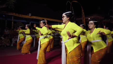 Bailarinas-Asiáticas-Bali-Indonesia-Danza-Femenina-Realizada-En-El-Templo-Hindú-Balinés-En-Gianyar,-Coreografía-Tradicional-Gabor,-Ceremonia-Religiosa