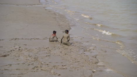 Spielende-Kinder-Im-Alluvium-Am-Ufer-Des-Ganges