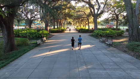Pareja-Joven-Camina-Por-El-Parque-Público