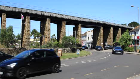 Popular-Puente-Ferroviario-Suspendido-Del-Viaducto-Hayle-Sobre-Una-Carretera-Muy-Transitada,-Inglaterra