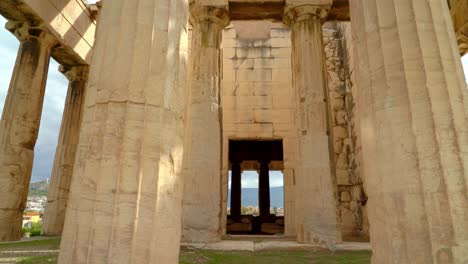 Eingang-Durch-Säulen-In-Tempel-Des-Hephaistos