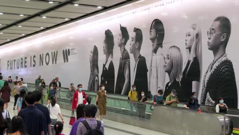 Chinesische-Pendler-Gehen-Während-Der-Hauptverkehrszeit-An-Einer-überfüllten-U-bahnstation-In-Hongkong-Durch-Einen-Bahnsteigübergreifenden-Knotenpunkt-Zwischen-Verschiedenen-U-bahnlinien