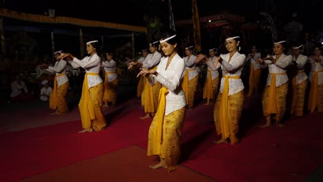 Artistas-Interpretando-La-Danza-Tradicional-Rejang-De-Bali,-Indonesia,-Mujeres-Balinesas-Coreografiando-Una-Ofrenda-Espiritual-Para-Los-Dioses-En-El-Templo-Hindú,-Viajes-Y-Turismo-Del-Sudeste-Asiático