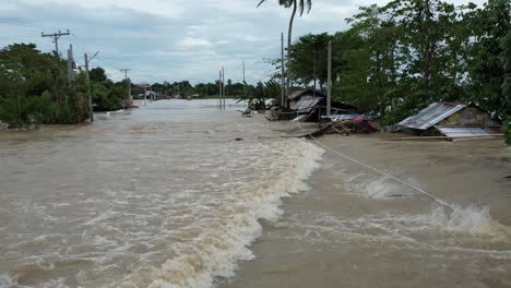 Ein-Taifun-Verursachte-Eine-Überschwemmung-In-Einer-Kleinen-Stadt,-Die-Häuser-Und-Ernten-Beschädigte-Und-Straßen-Unpassierbar-Machte