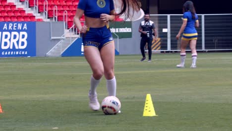 Brasilianische-Frau-Dribbelt-Fußball-Um-Kegel,-Zeitlupe