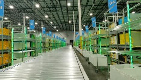 Empty-Clean-Conveyor-Belt-And-Storage-Racks-At-The-Amazon-Warehouse-In-Florida,-USA